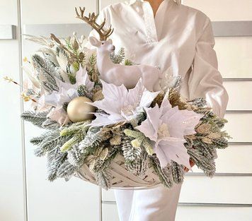 Новорічна композиція з оленем у плетеному кошику, біло-золота, 45&times;45 см 53672 фото